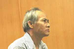 'Tú ông' phát cạc môi giới mại dâm giữa trung tâm TP