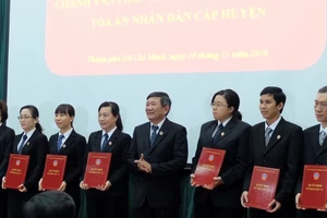 TP.HCM: Bổ nhiệm chánh văn phòng 24 tòa quận, huyện