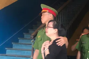 Cảm động: Cảnh sát ôm vai trấn an bà 'trùm' bị án tử