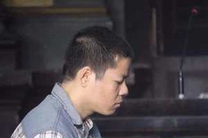 Kẻ cuồng sát 4 người ngồi bệt khóc nức nở ở tòa