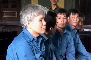 Đưa hẳn ô tô tới đình để trộm lư hương cổ 100 năm 