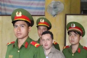 Thương nhân nước ngoài hầu tòa vì giả ngây 'làm ăn lớn'