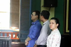 Sếp chứng khoán chiếm đoạt tiền tỉ của công ty hầu tòa