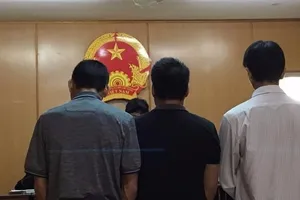 Nhân viên sân bay 'rút ruột' hàng ngàn lít xăng 