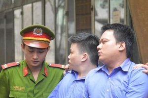 Người nước ngoài chụp ảnh trên phố bị giật điện thoại