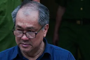 Trả lời “giúp” Trầm Bê xong, Phạm Công Danh lại mệt