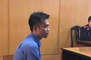 Tranh cãi, chồng sát hại vợ trước mặt con thơ