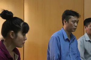 Dùng ảnh chụp chung lãnh đạo cấp cao lừa hàng tỉ đồng