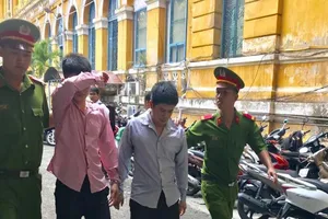 Kỹ thuật viên máy ATM làm giả thẻ rút trộm tiền 