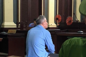 Ông Tây bị điều tra ở nước ngoài qua Việt Nam tung tăng