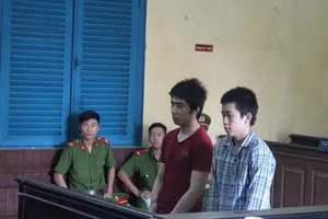 2 thanh thiếu niên lừa thiếu nữ đến nhà nghỉ hiếp dâm