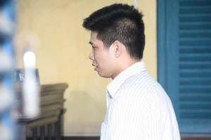 Thanh niên giết người yêu bật khóc nức nở tại tòa
