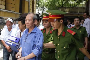 Triệu tập điều tra viên đến tòa vụ lừa 90 tỉ tại Agribank