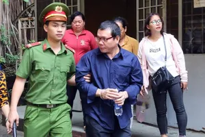 Hoãn xử vụ logo xe “vua” vì luật sư bận vụ tướng Vĩnh