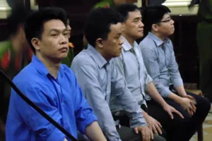 Vụ buôn lậu xe Việt kiều, hai cán bộ công an bị xét xử