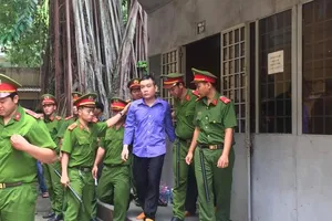 Khó xử 'tập đoàn' mua bán hàng cấm bằng... 'bí danh'