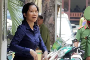 Nữ nhân viên giả chữ ký sếp buôn lậu hàng cấm