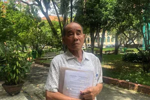 Cụ ông 79 tuổi kiện bệnh viện mắt đòi bồi thường tiền tỉ