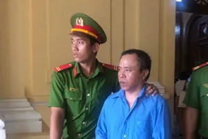 Vợ bị cáo bị đánh chảy máu trước phiên xử