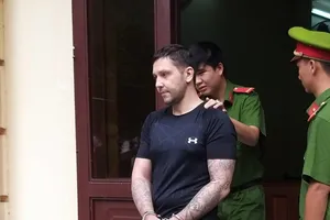 Trai ngoại bỏ mặc bạn gái đứng hình khi trộm bất thành