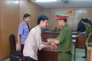 Thanh niên trẻ giả gái tiếp cận 2 người đàn ông Trung Quốc