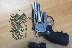 Dùng súng đồ chơi dọa bắt giữ đối tác viết giấy nợ