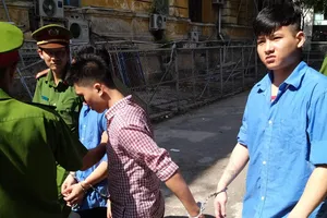 Nhóm thanh niên chuyên cướp giật các chai xịt khử mùi 