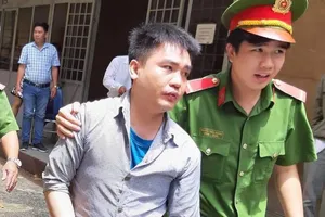 Lấy xe ô tô hàng xóm chạy lòng vòng: 7 năm tù