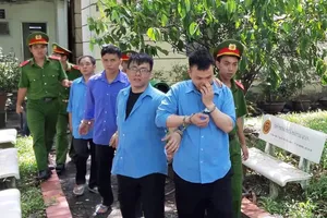 Dùng mã tấu, bình xịt hơi cay cướp tài sản, chống trả công an 