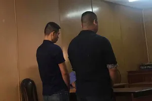 Dán tờ rơi rồi bóp hầu bà con bỏ túi 1,5 tỉ đồng