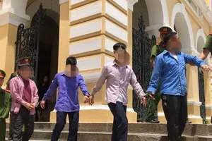 Mẹ của cướp nhí nhận hết lỗi về mình