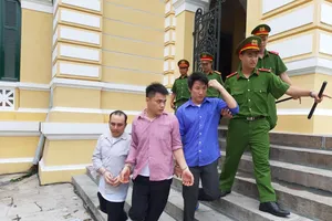 Mang kiếm đi đòi nợ thuê, bị chủ nhà truy sát