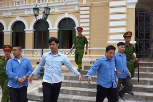 Nhóm tài xế dùng súng cướp ngay tại khu dân cư