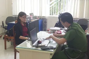 Nữ 'người hùng' Alibaba: Đập luôn xe cẩu này cho chị!