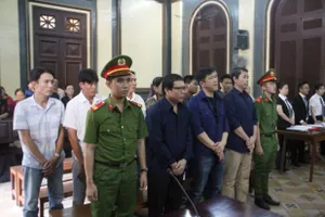 Vụ logo xe vua: Tòa quyết truy ra hàng chục CSGT nhận hối lộ 