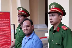 Tài xế taxi kiêm trộm, cướp giữa trung tâm thành phố