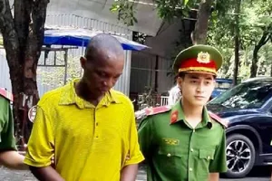 Nhóm người nước ngoài bàn nhau lên mạng lừa tiền tỉ