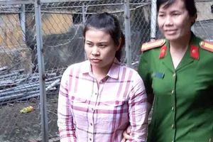 Ném gạch đá, tạt sơn, mắm để đòi nợ cho... người chết