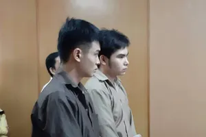 Rủ bạn trộm két sắt của cha mẹ để cho bạn mượn tiền