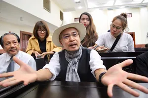 Ông Đặng Lê Nguyên Vũ ngồi lặng cả phút sau khi tòa tuyên án