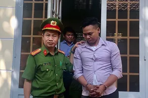 Tài xế ngoại tông chết người rồi bỏ chạy 