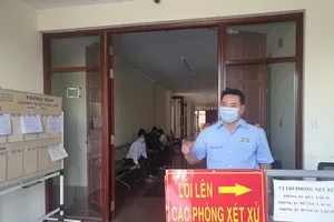 Tòa phát khẩu trang miễn phí cho dân đến làm việc