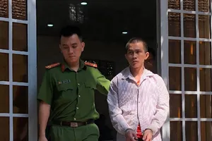 Thấy người yêu cũ đi với trai lạ, đuổi theo cướp tiền vàng