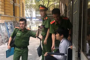 Trộm xong hối hận trả lại tiền, ra tòa ngồi xe lăn khóc 