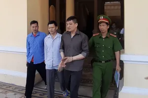 Tù chung thân người đàn ông chở 'hàng' trèo mái nhà trốn CSGT