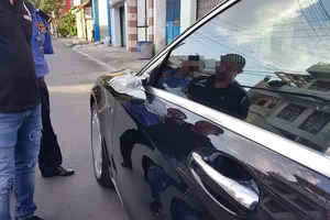 Bẻ kính chiếu hậu xe BMW của bạn gái cũ để được gặp