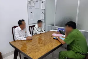 Các luật sư đưa một nghi can ra công an đầu thú