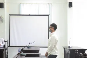 Bảo vệ nhắc đeo khẩu trang là người thi hành công vụ