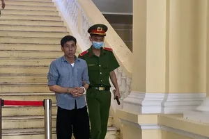 Giám đốc lừa đối tác ra tòa xin lỗi vợ con vì nông cạn