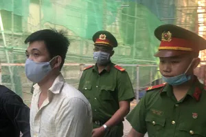 Dùng tiền giả mua điện thoại trên trang Tiki và Shopee